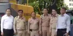 Detik-detik Kaki Pejabat PNS Terlindas Bulldozer Saat Sesi Foto