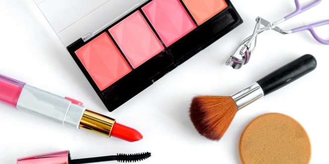 Tutorial Makeup Samarkan Jerawat dan Noda Kemerahan pada Wajah