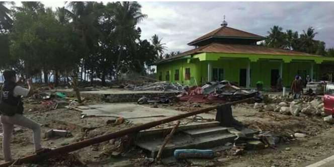 Tsunami Terbelah Saat Azan Berkumandang