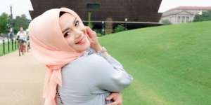Berhijrah, Penampilan Casual Chic Sheza Idris Bikin Pangling