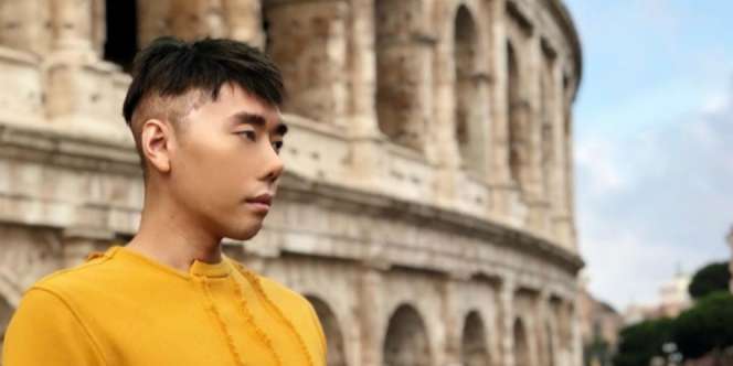 Aksi Roy Kiyoshi Pakai Wig dan Menari Ular Panen Komentar
