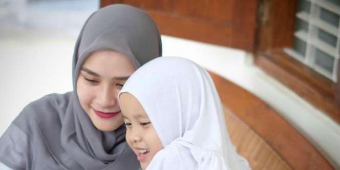 Kenakan Hijab, Gaya Kala Madali Bramantyo Lucu & Menggemaskan