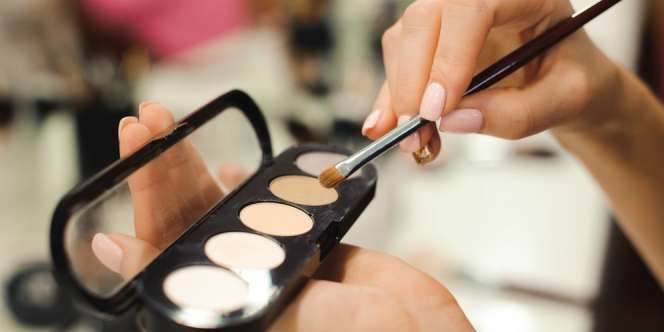 Tip Pilih Foundation yang Tepat Agar Riasan Tidak Belang