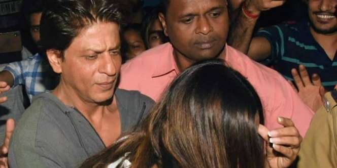 Lihat Cara Shah Rukh Khan Lindungi Istri dari Fans