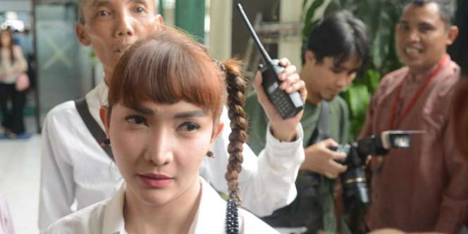 Tangis Histeris Roro Fitria Minta Izin Saksikan Pemakaman Ibundanya