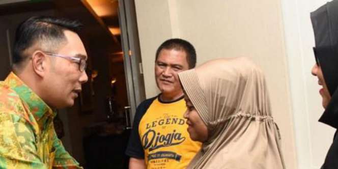 Terima Donasi, Tangis Ibunda Haringga Pecah di Depan Kang Emil