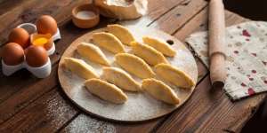 Cara Membuat Pastel Renyah, Mulai Pastel Basah, Kering Isi Abon Hingga Isi Bihun