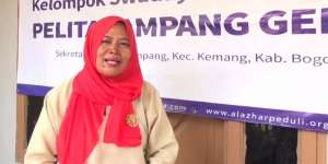 Kisah Mak Enung Lepas dari Jerat Renternir dan Sukses Kuliahkan Anak