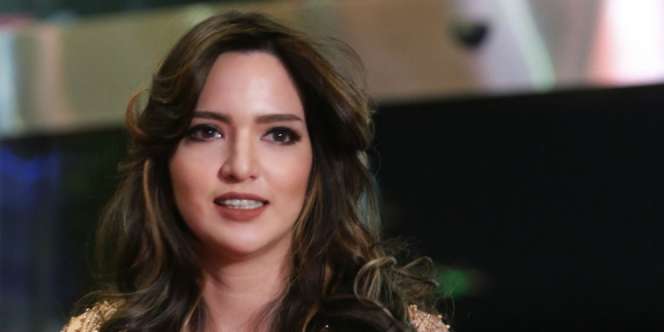 Plesir ke Bali, Busana Nia Ramadhani Bikin Heboh