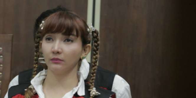 Detik-detik Roro Fitria Berzikir Sebelum Menangis Dengar Vonis Hakim