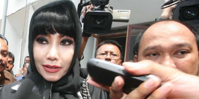 Kisah Cinta 3 Pesohor dan Ibu Angkat yang Menjadi Istri