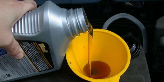Hai Para Pemalas Ganti Oli Mobil, Yakin Siap Hadapi 4 Bahaya Ini!
