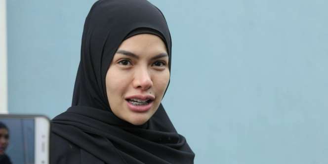 Nikita Mirzani Ubah Penampilan Pakai Turban, Netizen Teringat Rina Nose