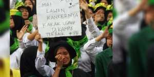 Foto Viral Mahasiswi IPB Bawa Poster Semangati Ibu yang Idap Kanker Bikin Sedih