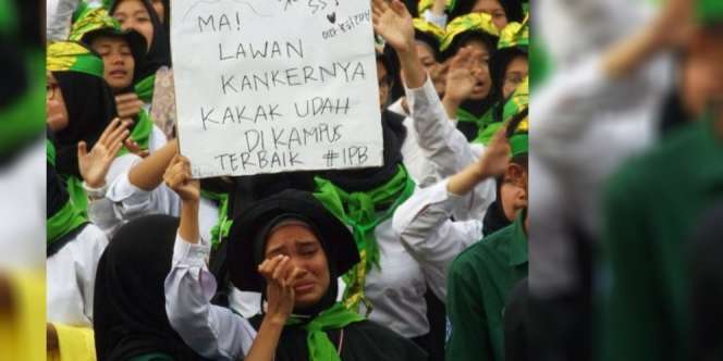 Foto Viral Mahasiswi IPB Bawa Poster Semangati Ibu yang Idap Kanker Bikin Sedih