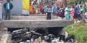 Gara-gara Tunggak Uang Kos, Puluhan Motor Dibuang ke Sungai