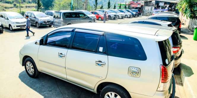 Video Wanita Tabrak 3 Mobil Mewah di Tempat Parkir karena Tak Lihai Nyetir