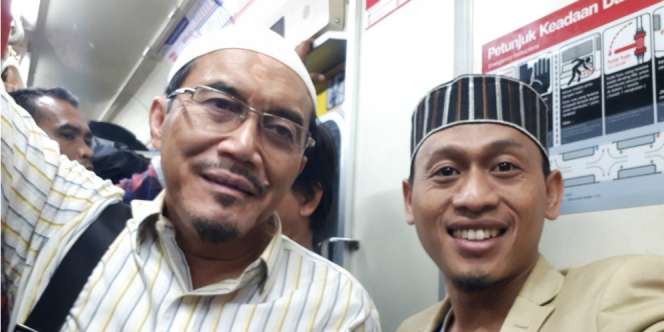 Mantan Menteri Tepergok Naik KRL, Gelantungan Pula!