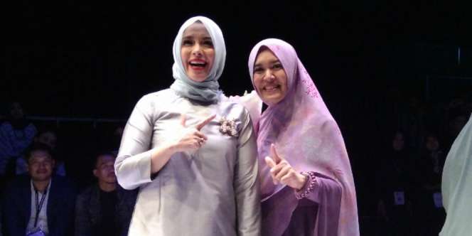 Gaya Simple Istri Sandiaga Uno di JFW 2019, Kecantikannya Memancar!