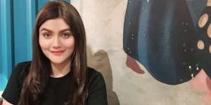 Hilda Vitria Berpose Seksi, Warganet Salfok ke Bagian...