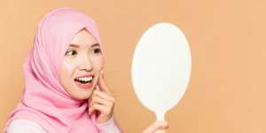 5 Bahaya Terlalu Sering Melakukan Scrub Wajah