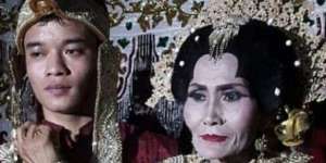Viral! Pemuda 20 Tahun Nikahi Nenek 65 Tahun