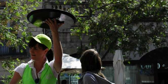 Grogi Hari Pertama Kerja, Pramusaji Ini Lakukan Hal Memalukan