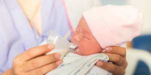 Si Kecil Sudah Kenyang ASI, Kenali Tandanya