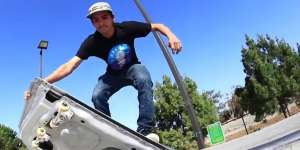 Bukan Main.... Pintu Mobil Tesla Dibikin Jadi Papan Skateboard