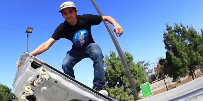 Bukan Main.... Pintu Mobil Tesla Dibikin Jadi Papan Skateboard