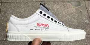 Tampil Stylish dengan Sepatu Bertema Luar Angkasa