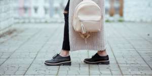 4 Inspirasi Tampil Lebih 'Stunning' dengan Sneakers