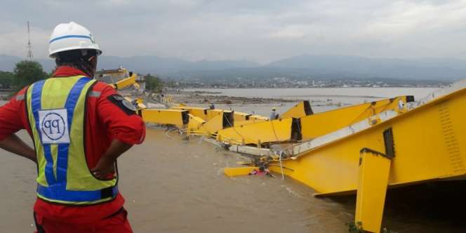 Cerita Petugas Rekonstruksi Jembatan Kuning Kerja 'Ditemani' Buaya