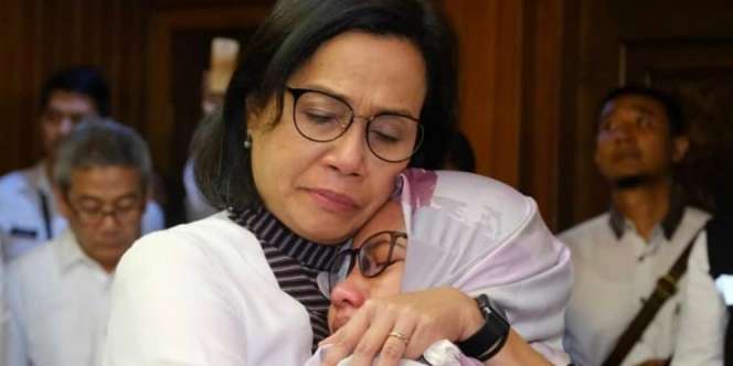 Foto Haru Tangis Sri Mulyani di Hadapan Keluarga Korban Lion Air JT 610