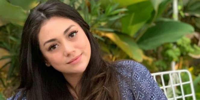 Pose di Ranjang Celine Evangelista Bikin Gagal Fokus