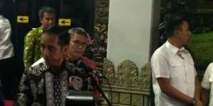 Tepukan Lengan Jokowi Untuk Ibu Korban Lion Air JT610