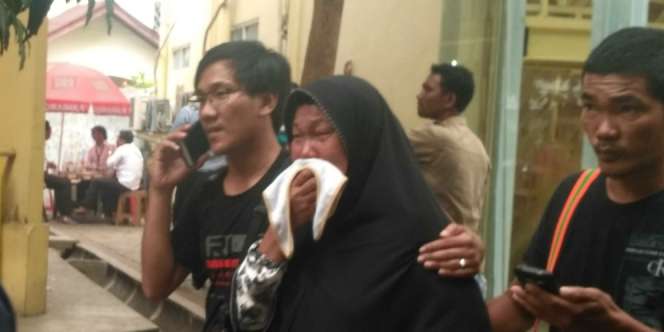 Tangis Pilu Ibunda Mencari Anaknya, Penumpang Lion Air JT-610