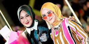 Berhijab Saat Melenggang di Runaway, Ryana Dea Disebut Mirip Dian Pelangi