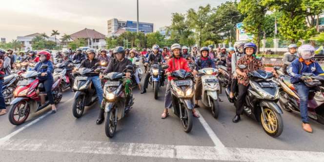 Heboh Pengendara Motor Cari Kutu Saat Lampu Merah