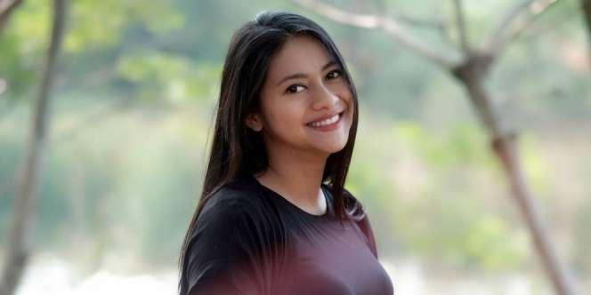 Hamil Besar, Aktris Ini Lakukan Gerakan Pilates Menantang