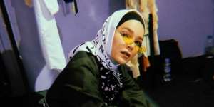 Bergaya Swag, Penampilan Dewi Sandra Bikin Pangling
