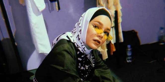 Bergaya Swag, Penampilan Dewi Sandra Bikin Pangling