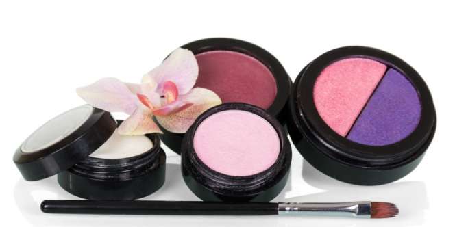 Tips Aplikasikan Riasan Warna Ungu Lebih Flawless, Berani Coba?