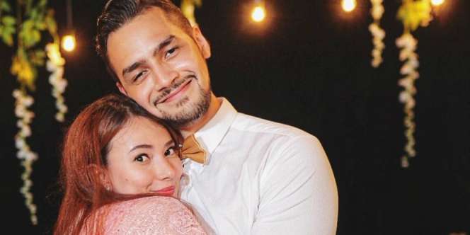 Lihat Pose Mesra Asmirandah dan Sang Suami, Jomblo Jangan Iri!