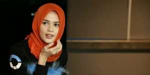 Cut Meyriska Tampil Berhijab Usai Dampingi Roger Danuarta Bersyahadat