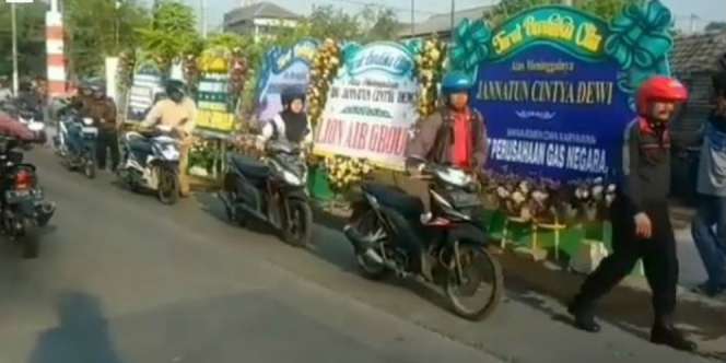 Viral Warga Tuntun Motor Saat Melintasi Rumah Korban Lion Air JT610, Respect!
