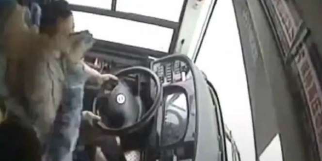 Merinding, Video Bus Maut Terjun ke Sungai Terekam CCTV