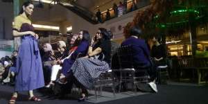 Pesona 'Perkawinan' Tenun Ikat dan Berlian