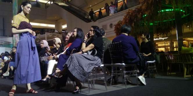 Pesona 'Perkawinan' Tenun Ikat dan Berlian