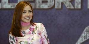 Kenakan Busana Perawat, Bella Shofie Jadi Sorotan